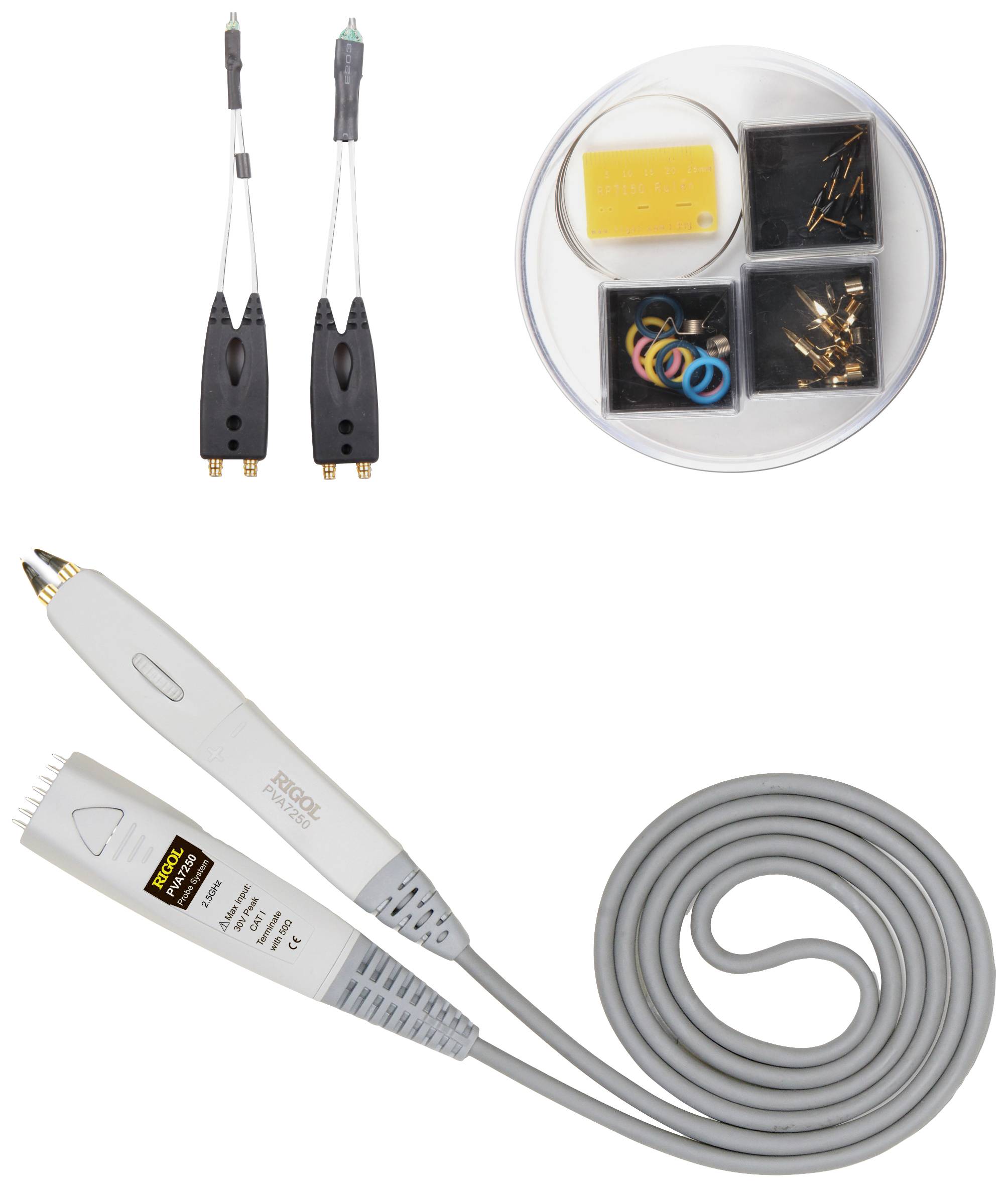 Sada elektronického příslušenství skládající se ze skleněného optického pera, kabelů, adaptérů a různých konektorů na bílém pozadí.