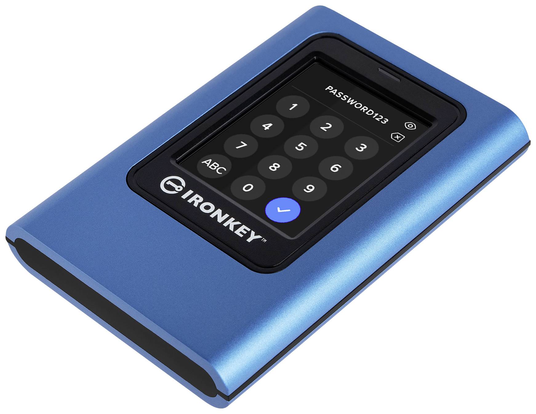 Modré, přenosné zařízení s dotykovým displejem zobrazuje klávesnici se zadaným heslem 'PASSWORD123'. Značka: IronKey.