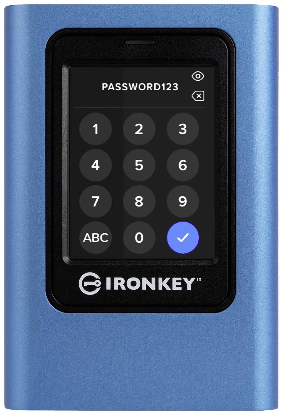 Externí pevný disk s dotykovým displejem, který zobrazuje numerickou klávesnici pro zadání hesla. Nahoře je napsáno 'PASSWORD123'. Značka: IronKey.