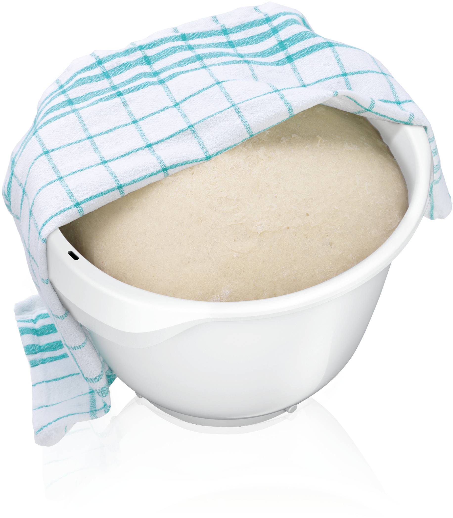 Miska s nakynulým těstem, přikrytá kostkovanou kuchyňskou utěrkou.