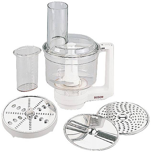 Bílý kuchyňský robot s průhlednou nádobou, odměrkou a třemi různými nástavci na krájení.