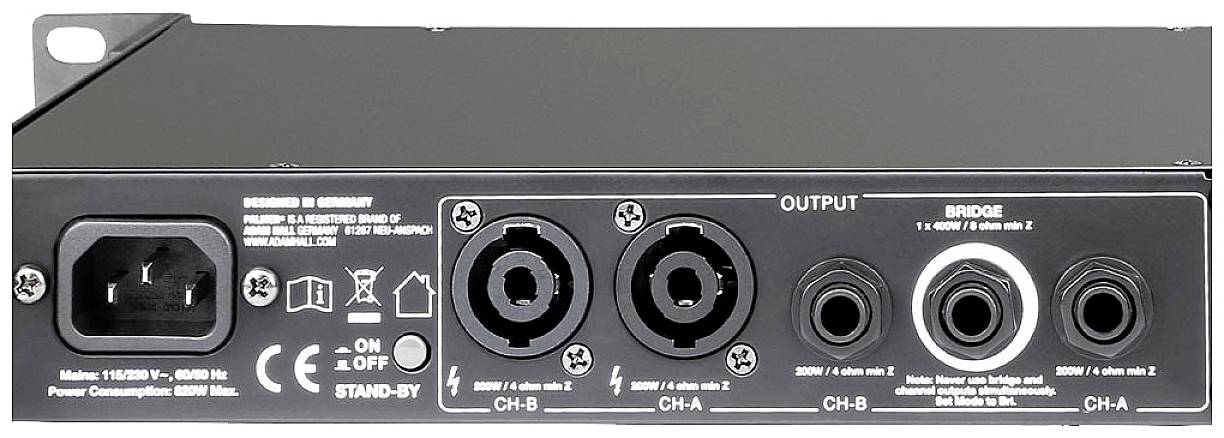 Zadní pohled na audiozařízení s napájecím vstupem, pohotovostním spínačem a čtyřmi audio výstupy pro kanály CH-A, CH-B a Bridge.