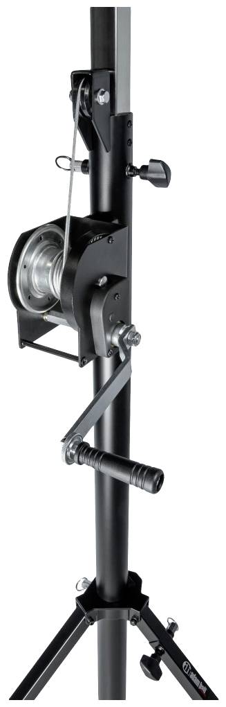Černý stativ s ručním klikovým mechanismem pro nastavení výšky, vhodný pro osvětlení nebo reproduktory, stojí na třech nohách.