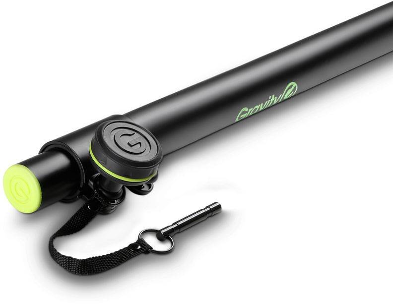 Černý stolní mikrofon se zeleným akcentem a logem 'Gravity'. Obsahuje popruh a upevňovací mechanismus.