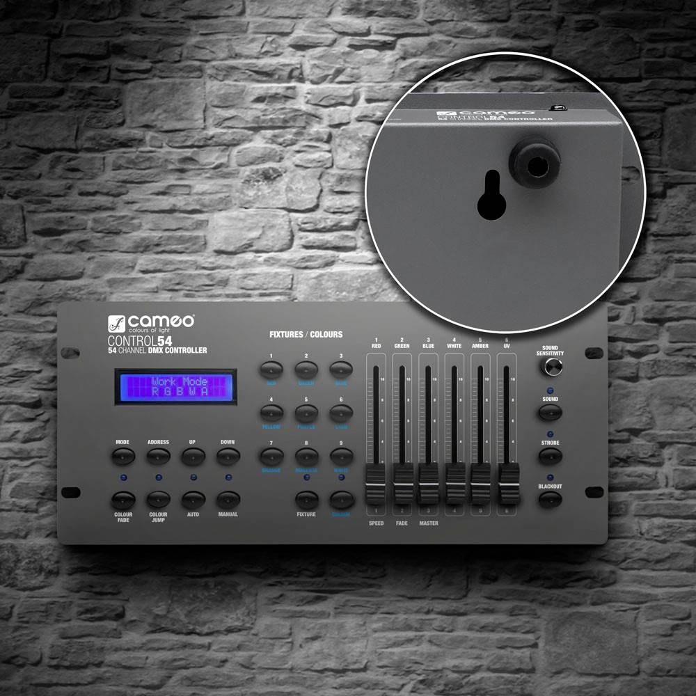 DJ kontrolér s několika otočnými ovladači, posuvníky a tlačítky na kamenném povrchu. Detail ukazuje upevňovací otvor.