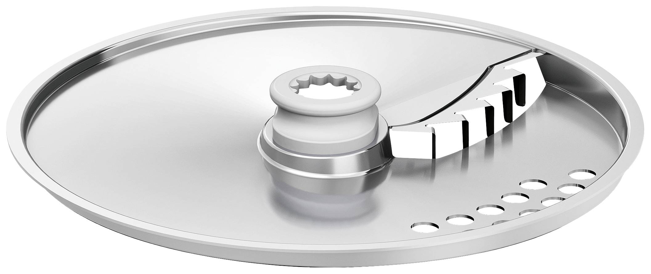 Stříbrný kovový řezací kotouč, kulatý a lesklý, s vroubkovaným ostřím a otvory po straně pro krájení zeleniny.