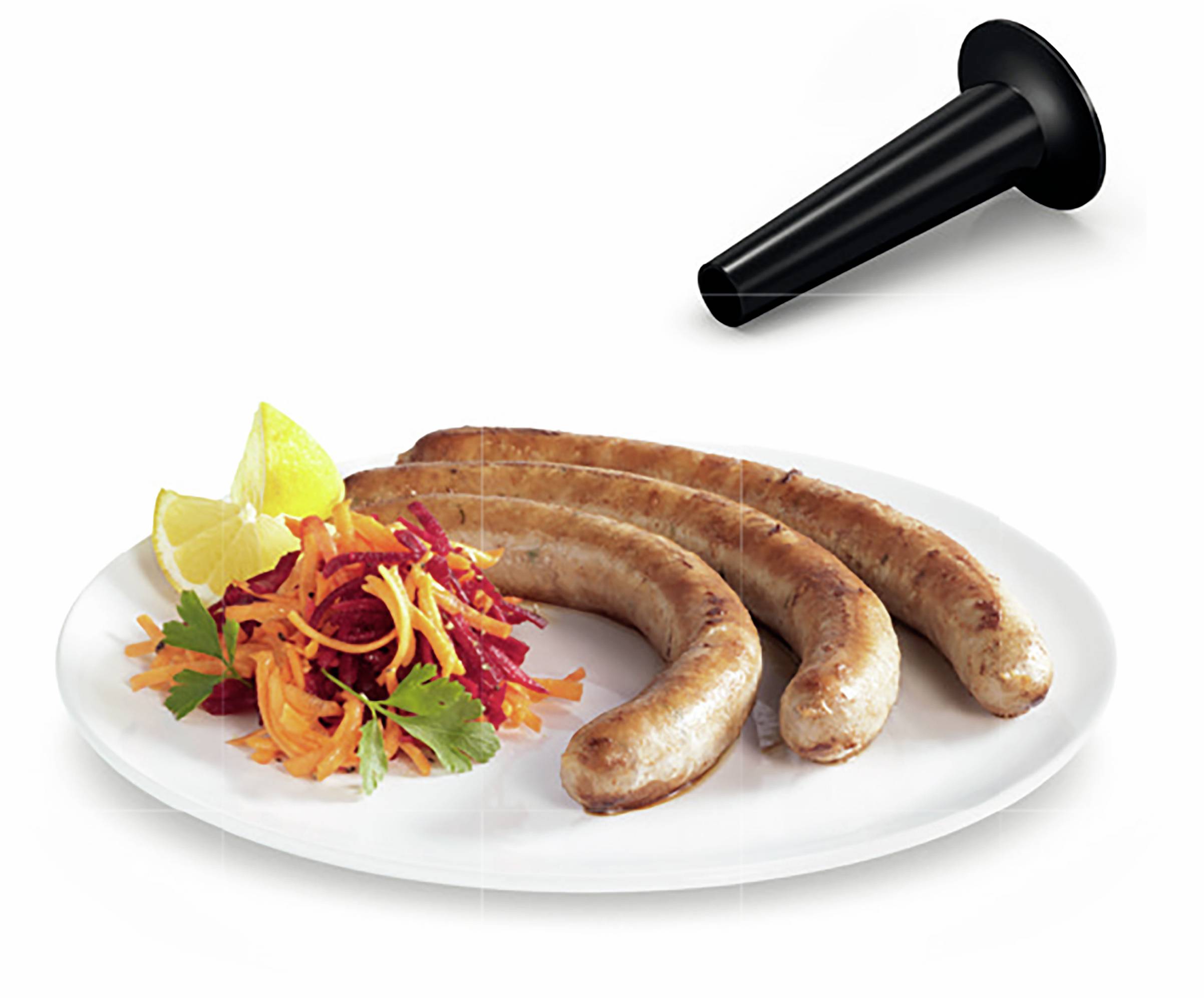 Tři smažené párky s plátkem citronu a zeleninový salát na talíři; vpravo nahoře je zobrazen černý nástavec na párky.