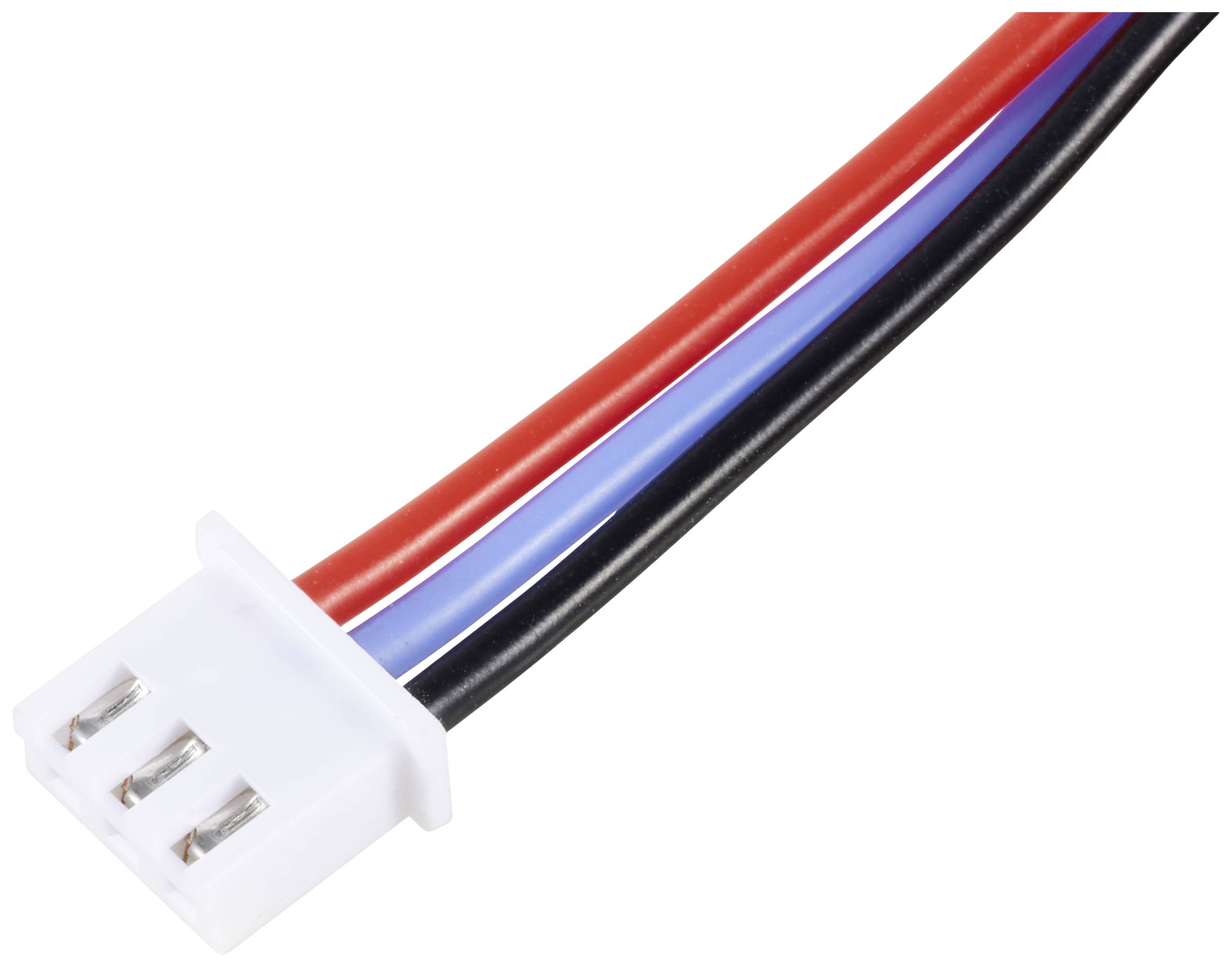 Třívodičový kabel s bílou plastovou zástrčkou. Vodiče jsou červené, modré a černé. Zástrčka má tři kovové kontakty.