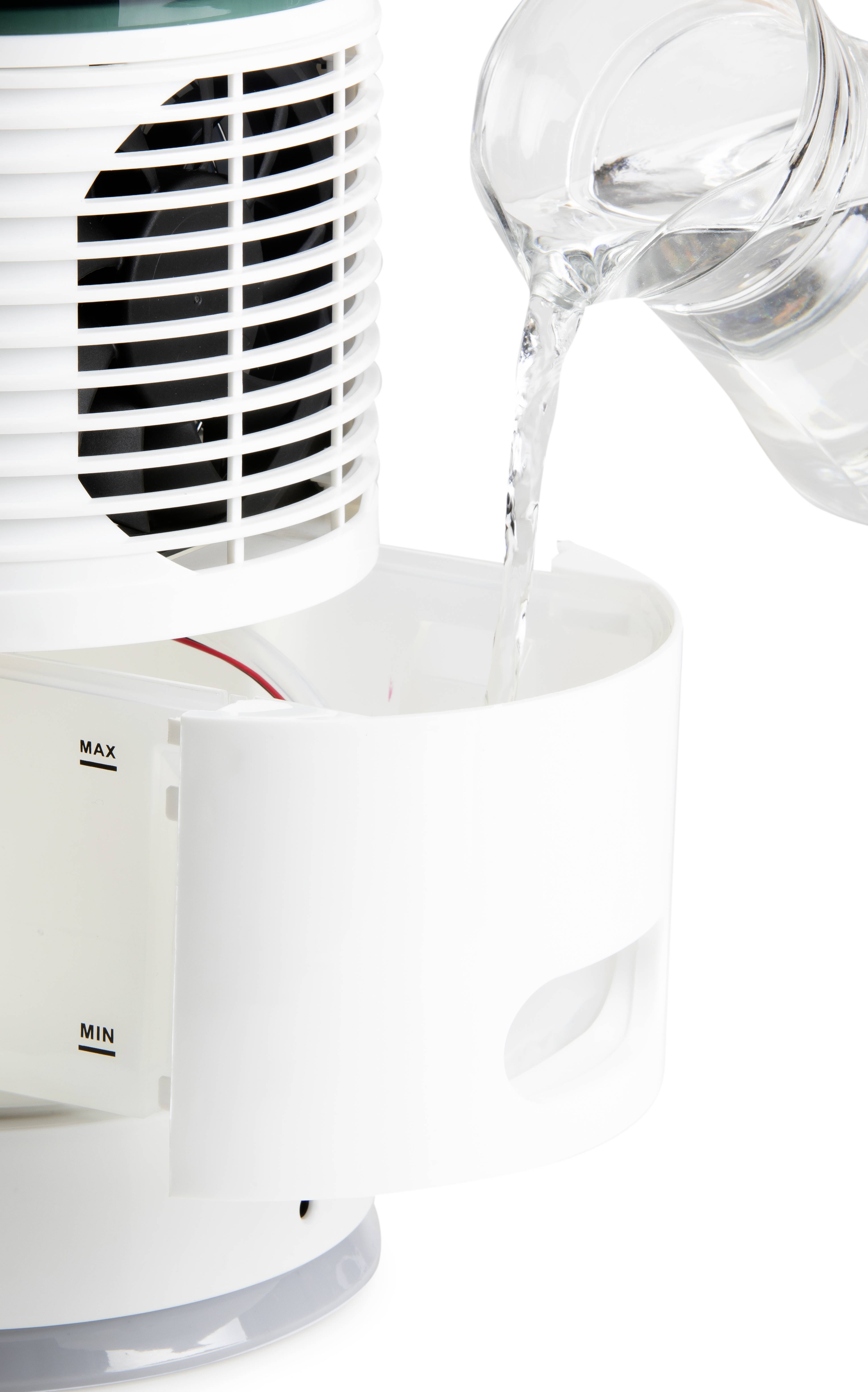 Bílý stolní ventilátor je plněn vodou z džbánu. Nádrž na vodu má vyznačené značky 'MAX' a 'MIN'.