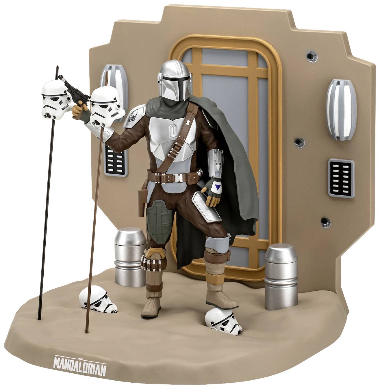 Mandalorian stojí před futuristickými dveřmi, obklopen helmami. Má na sobě brnění a plášť.