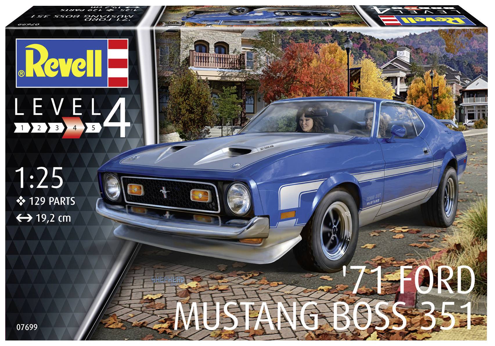 Modelová stavebnice Revell modré '71 Ford Mustang Boss 351 v měřítku 1:25, obsahující 129 dílů. Na pozadí podzimní scenérie.