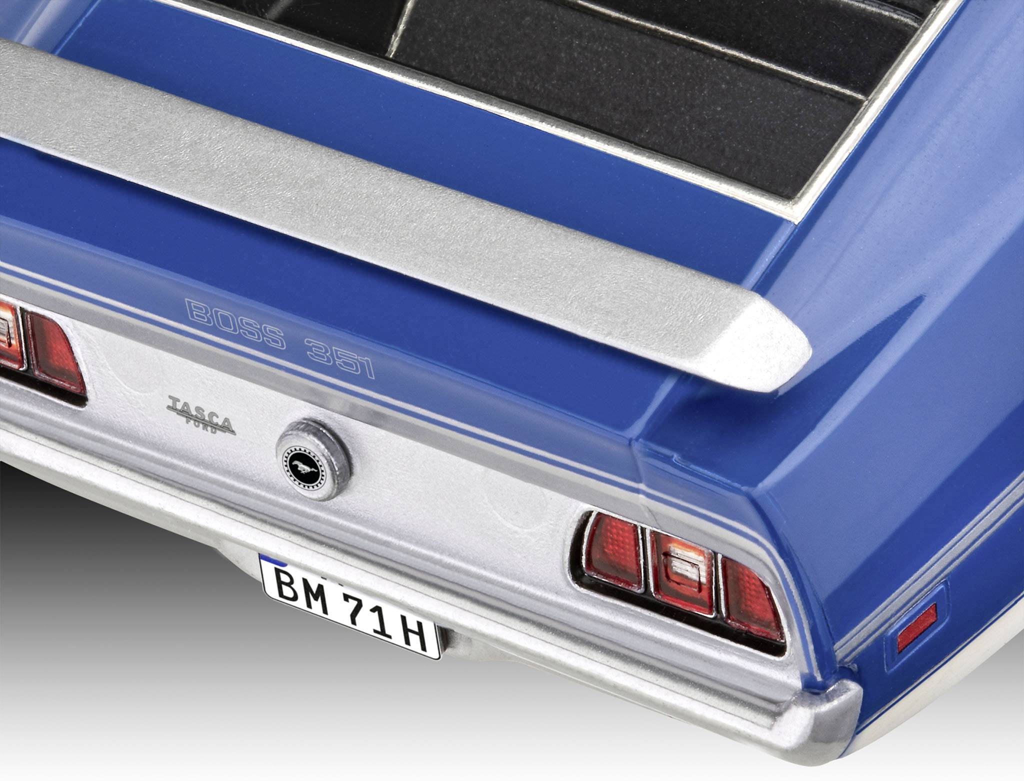 Detailní záběr modelu modrého automobilu s výraznými červenými zadními světly, registrační značkou 'BM 71 H' a nápisem 'BOSS 351'.