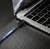 Modré USB kabel je připojeno k laptopu. Laptop zobrazuje detail části obrazovky a klávesnice.