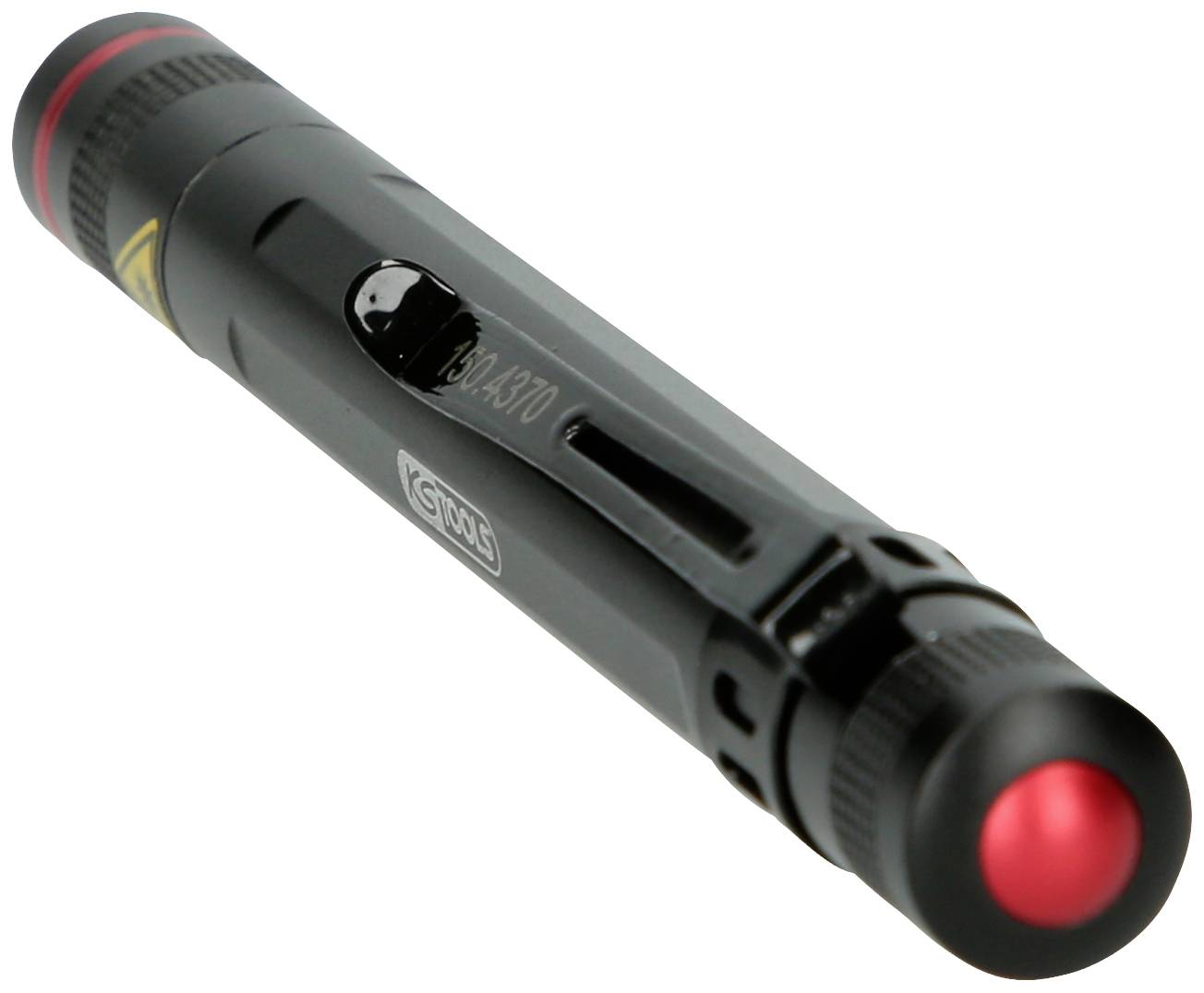 Černý laserový ukazovátko s červeným tlačítkem a klipem leží šikmo na bílém povrchu.