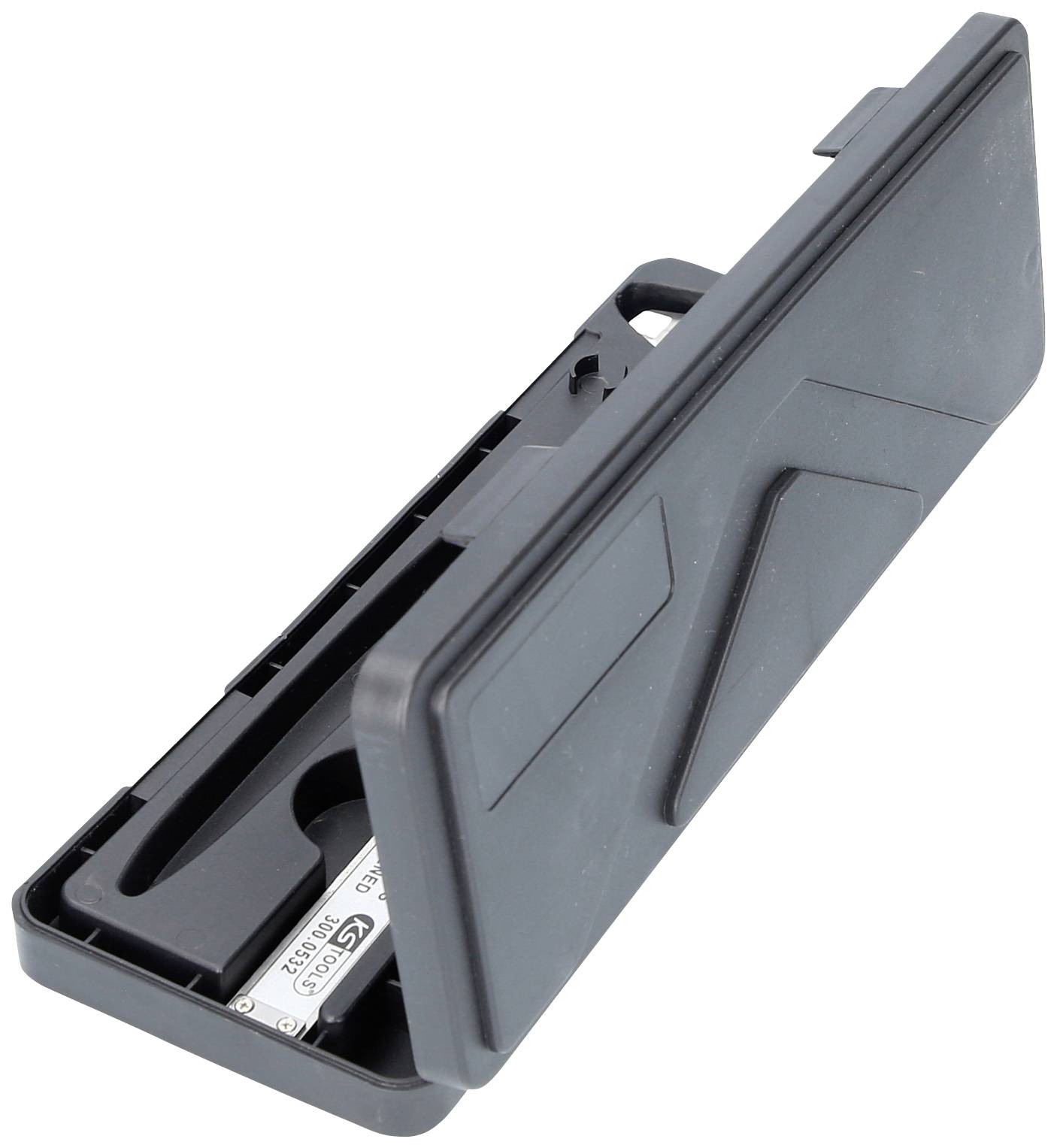 Černé plastové pouzdro s USB flash diskem uvnitř. Pouzdro je lehce otevřené a částečně odhaluje USB disk.