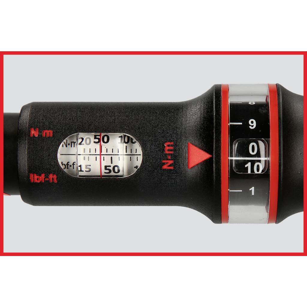 Momentový klíč se stupnicí pro nastavení newtonmetrů (Nm) a liber-stop (lb-ft), červené značky v hodnotách 50 Nm a 50 lb-ft.
