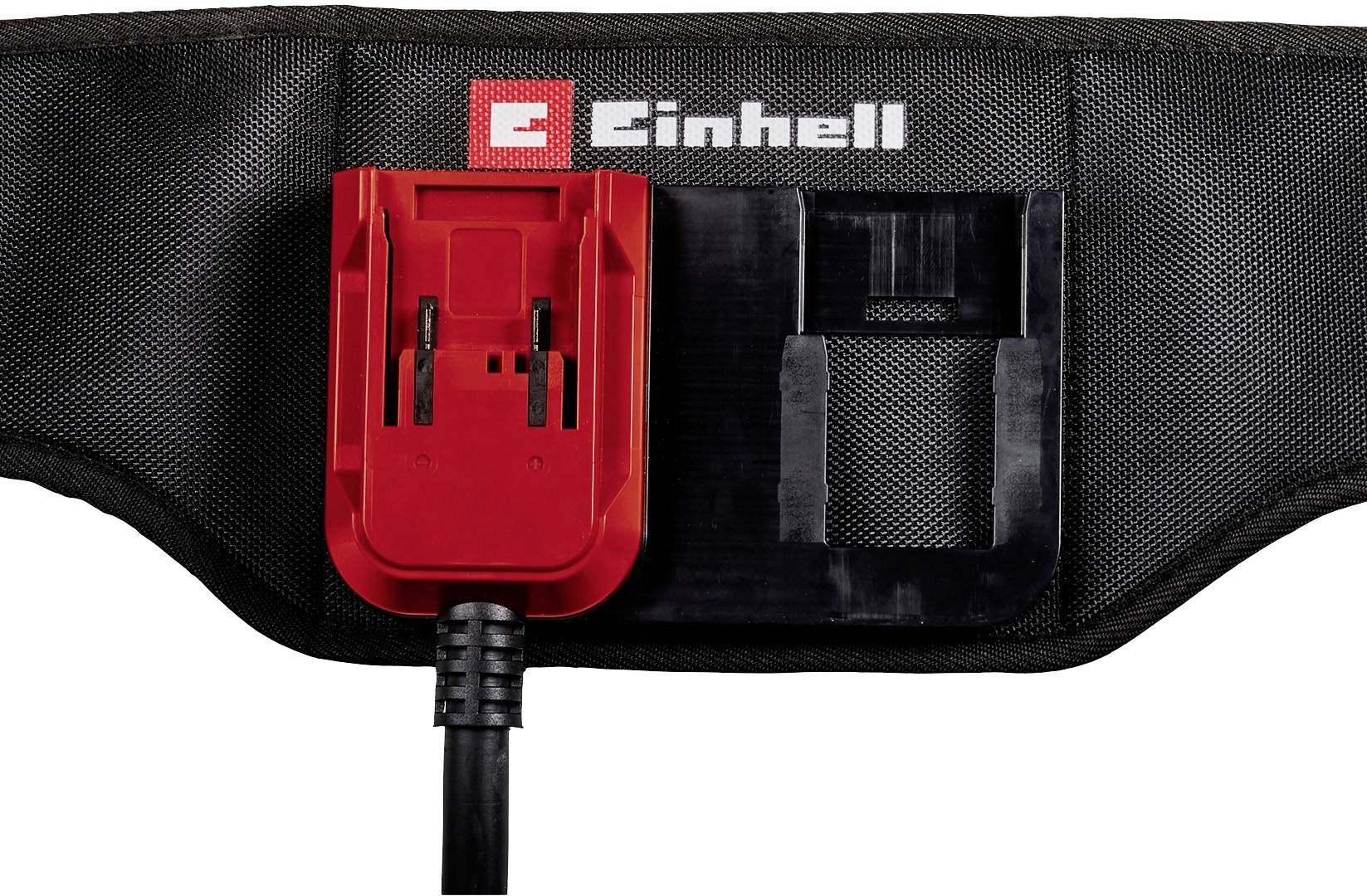 Červená nabíječka Einhell připevněná k černému obalu. Na něm je umístěno bílé logo Einhell.