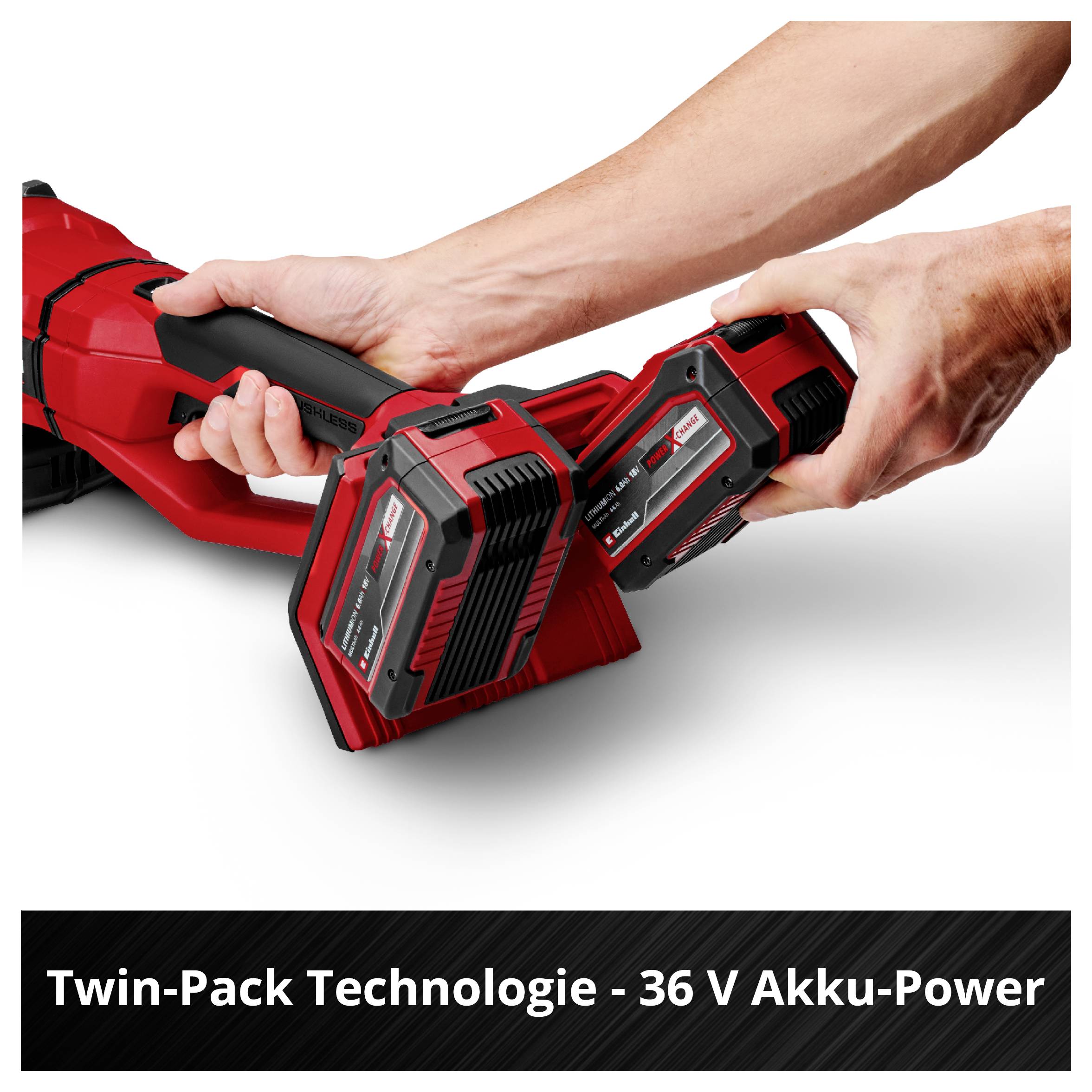 Ruce vkládají dva 36V akumulátory do červeného elektrického zařízení; dole je napsáno „Twin-Pack technologie - 36V bateriový výkon".