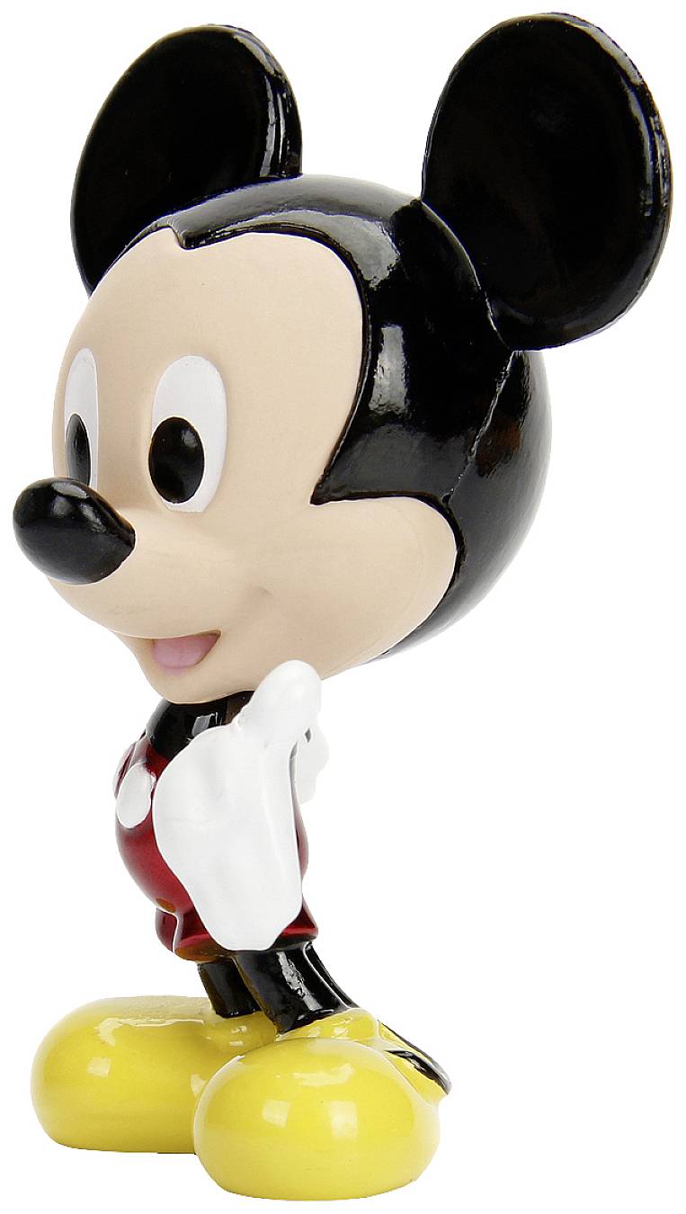 Figurka Mickey Mouse v červených šortkách a žlutých botách stojí z boku.