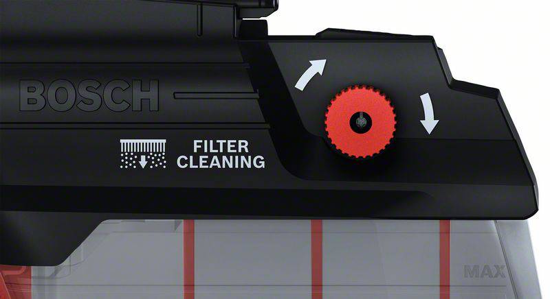 Detailní záběr produktu Bosch s červeně vyznačeným tlačítkem pro čištění filtru a důležitými grafickými pokyny k obsluze.