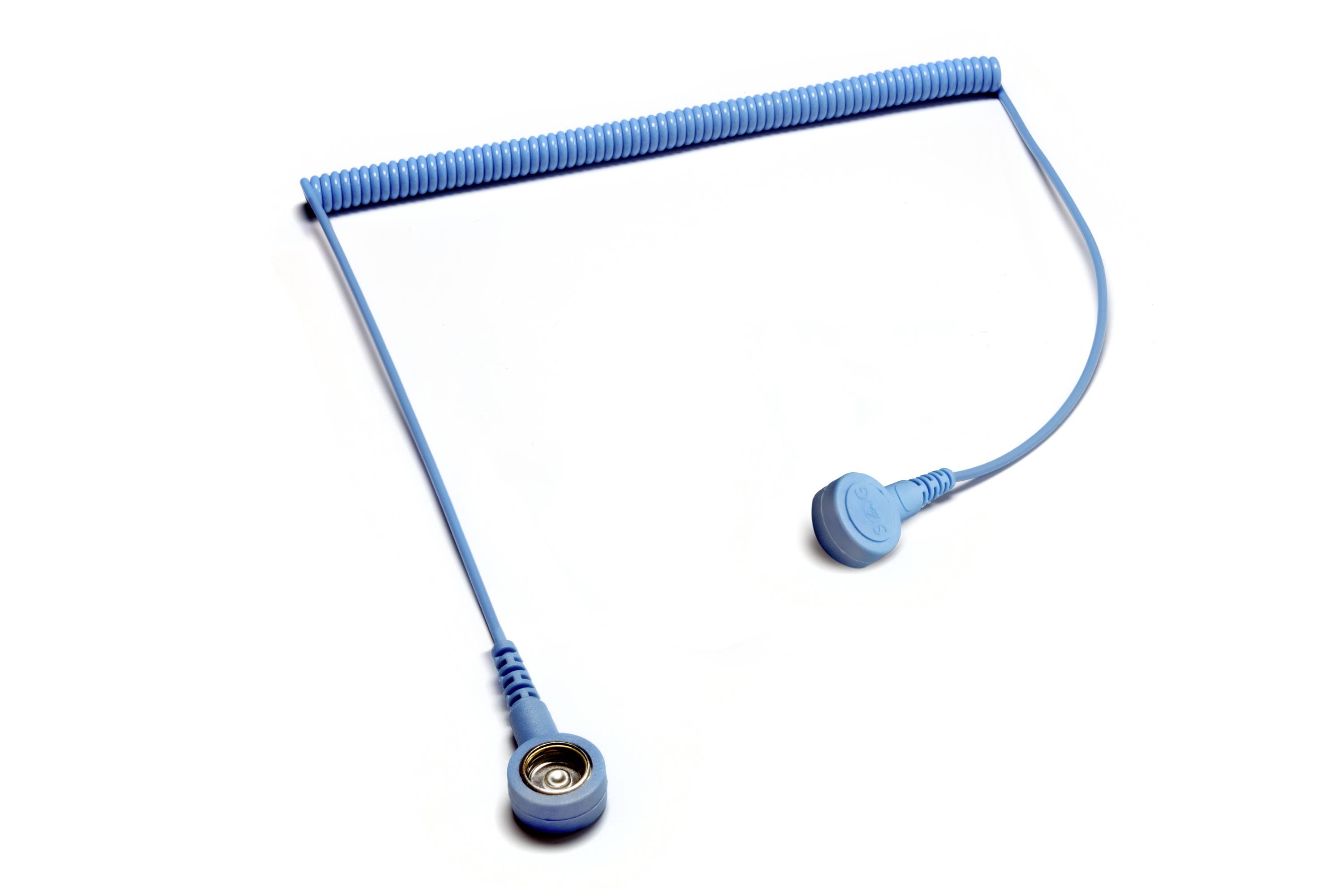 Modré spirálovité kabel se dvěma kulatými magnetickými konektory na koncích, umístěné na bílém pozadí.
