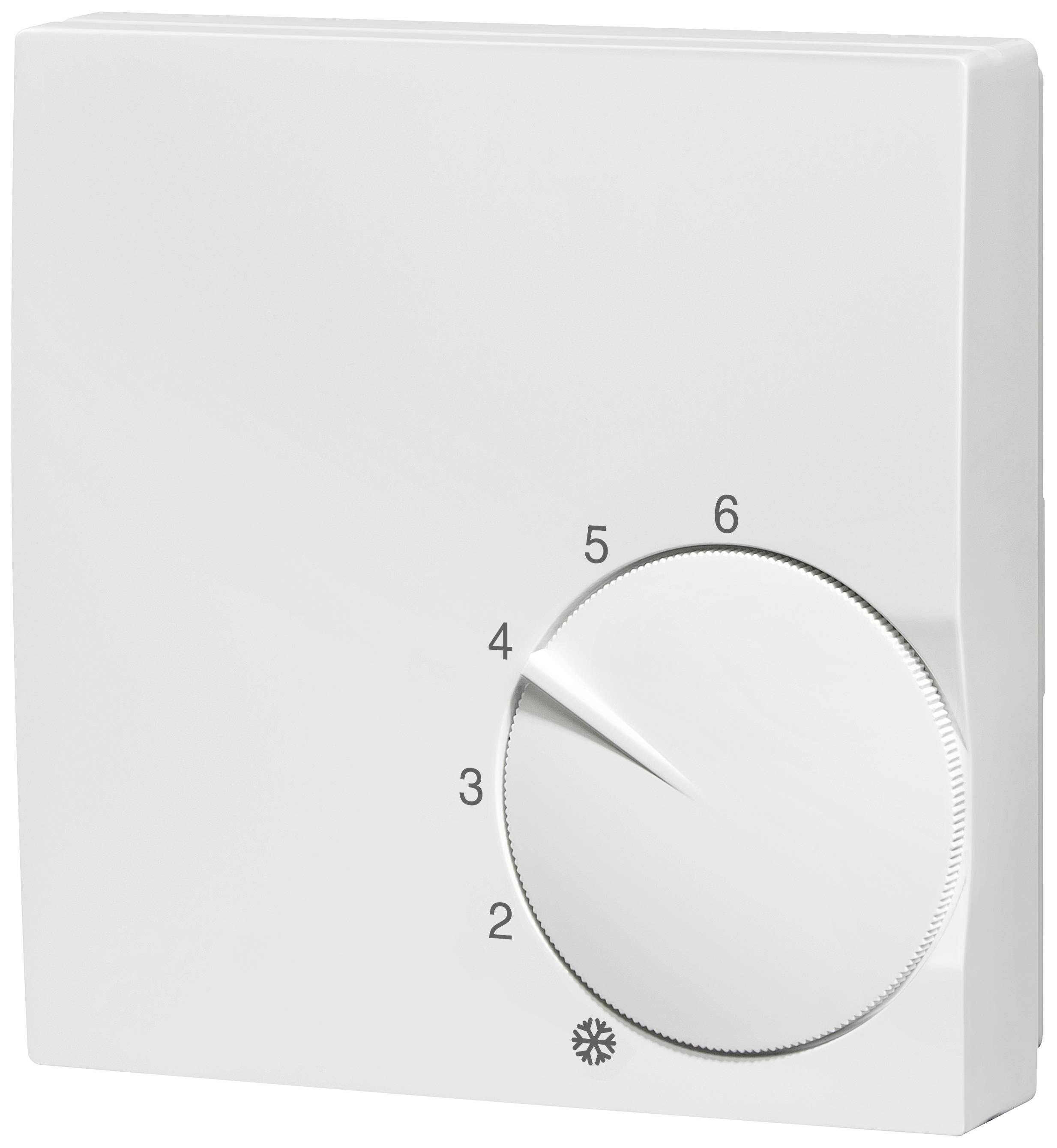 Bílý prostorový termostat s otočným knoflíkem očíslovaným od 1 do 6. Knoflík je nastaven na číslo 4.