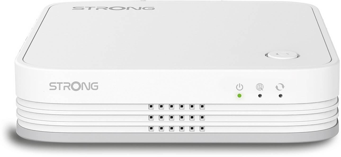 Bílý router Wi-Fi značky 'STRONG' s logem na horní straně, LED indikátory a větracími otvory na přední straně.