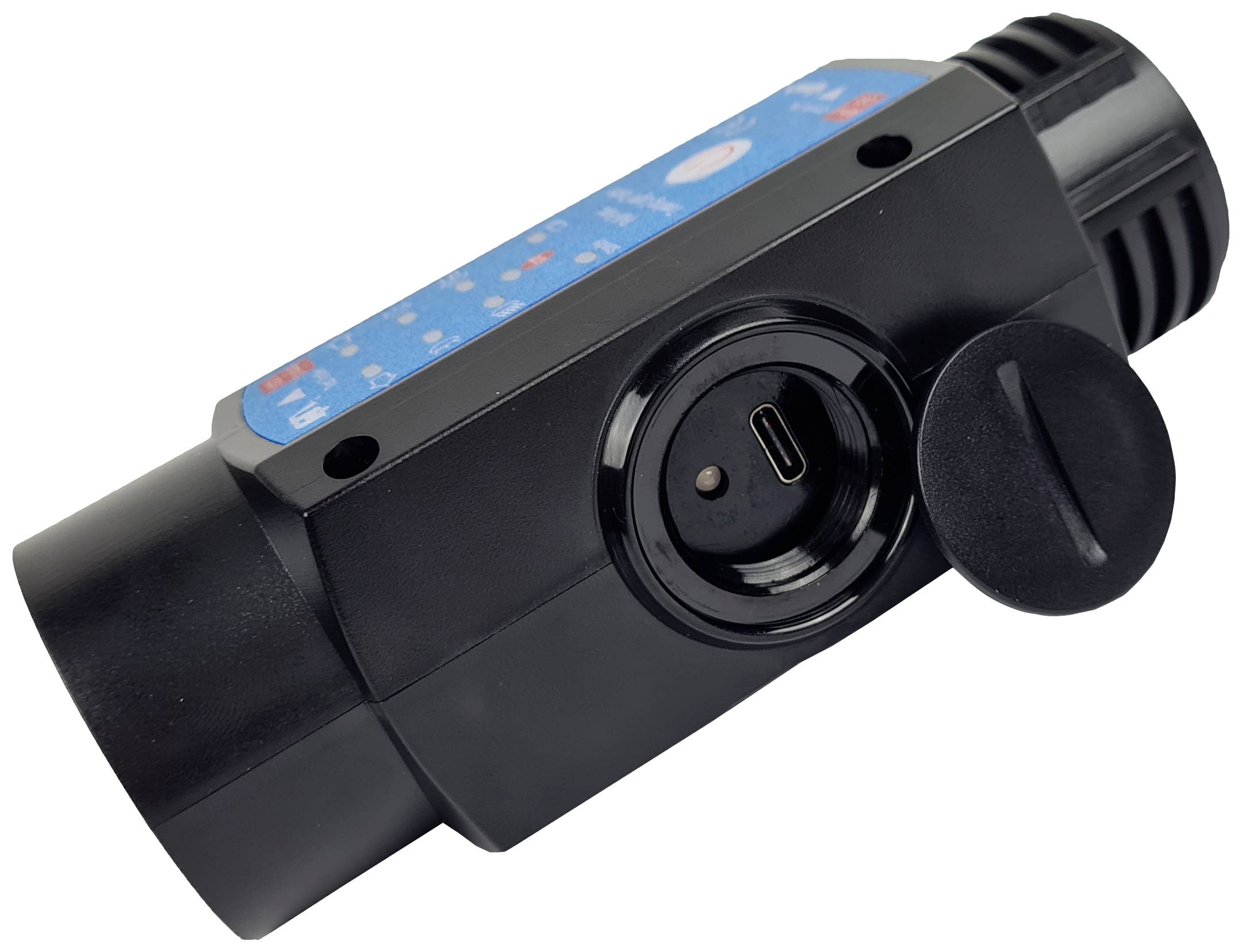 Černé elektronické zařízení s modrým ovládacím panelem a otevřeným krytem. Obsahuje USB-C port, vhodné pro technické aplikace.