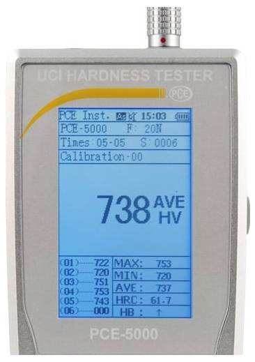 Přenosný UCI tester tvrdosti zobrazující měření 738 HV průměr, maximálně 753, minimálně 720 a HRC 61,7.