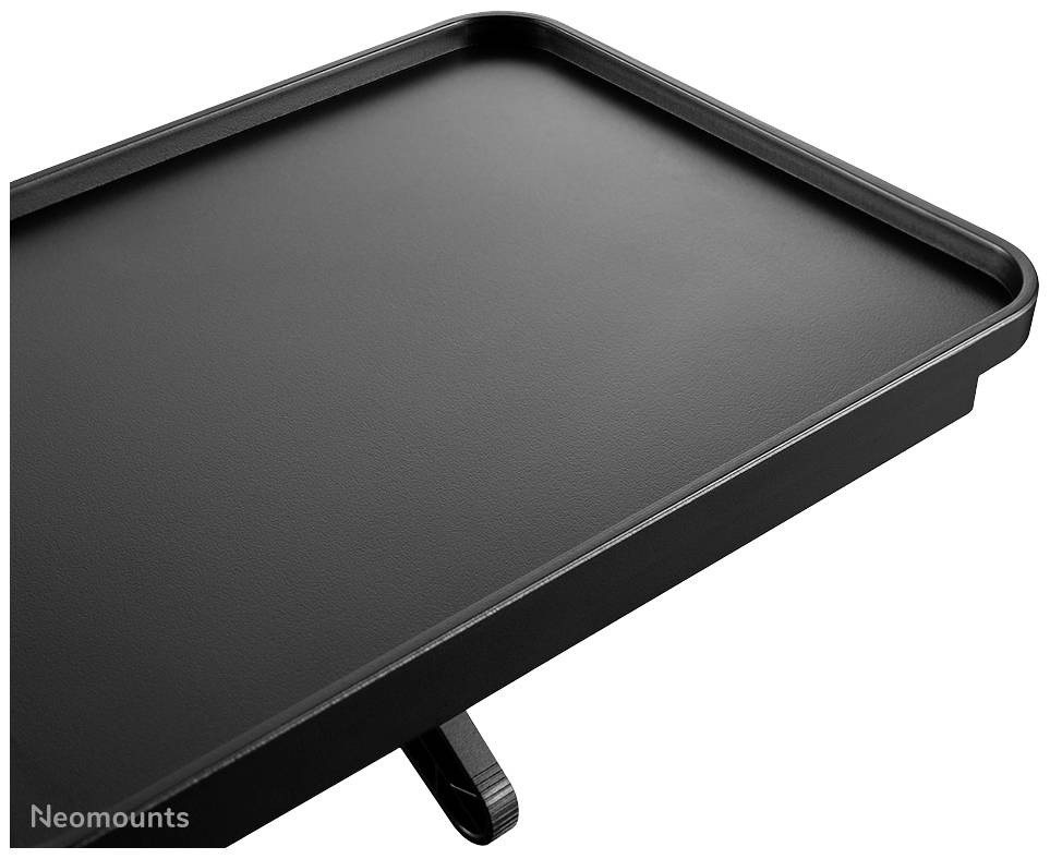 Černý obdélníkový podnos se zvýšenými okraji umístěný na skládacím kovovém stojanu.