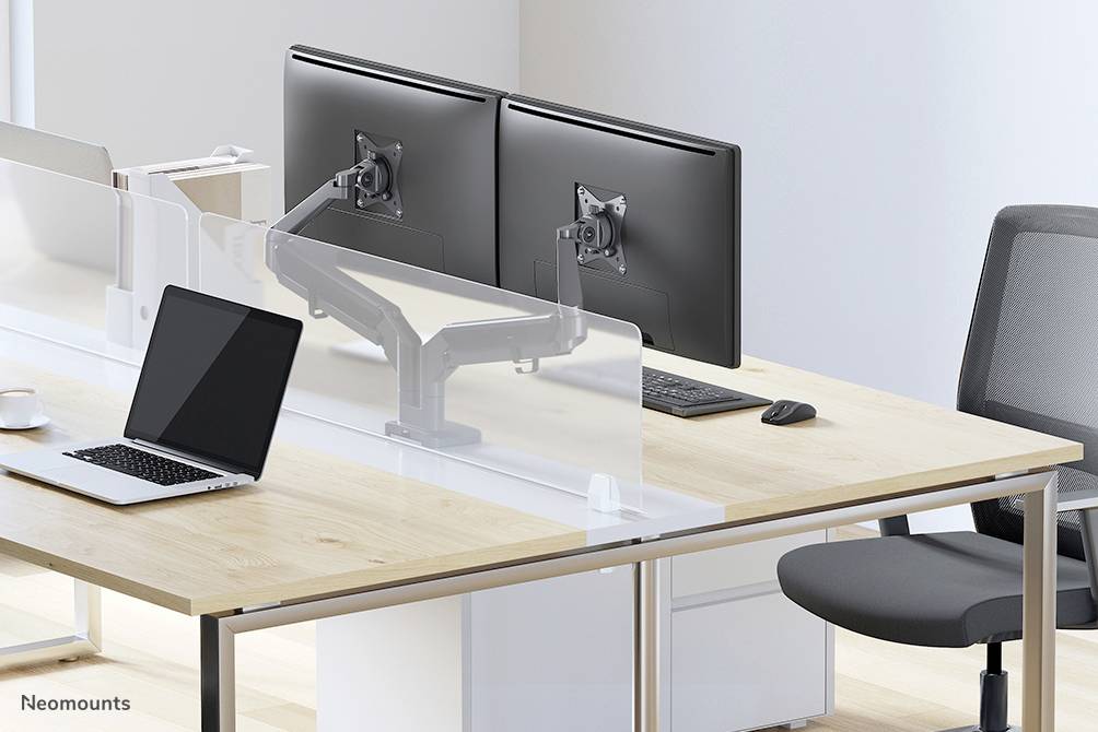 Kancelářské pracoviště se dvěma monitory na nastavitelném rameni, laptopem, klávesnicí a ergonomickou židlí.