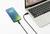 Mobilní telefon je připojen k laptopu pomocí USB kabelu a ukazuje '76% nabito'. Laptop je otevřený a zapnutý.