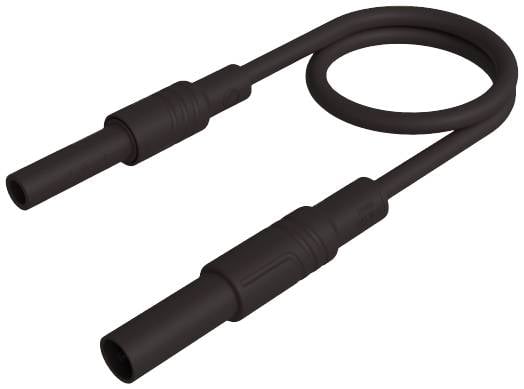 Je vidět černý kabel se dvěma koncovkami na obou stranách; jeden z konců kabelu je stočen do smyčky.