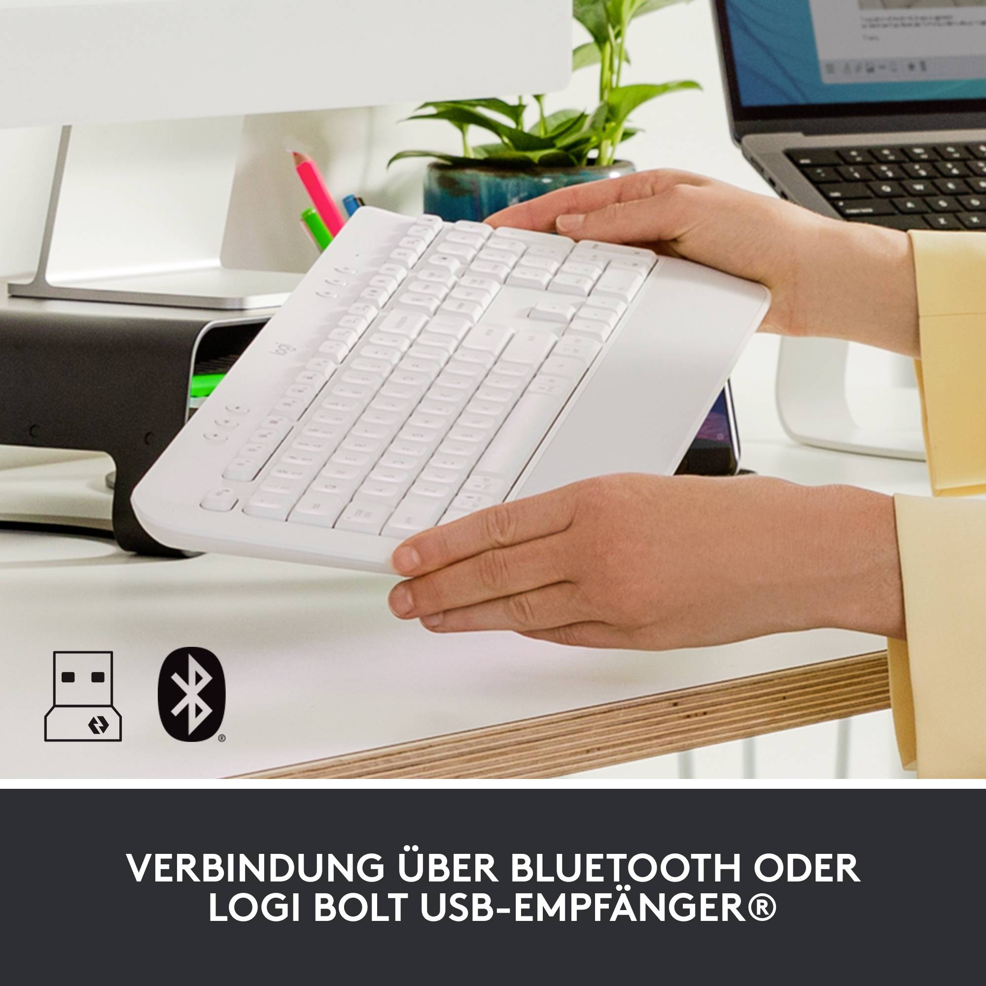 Detailní záběr rukou používajících počítačovou myš s různými možnostmi připojení: bluetooth nebo USB přijímač.