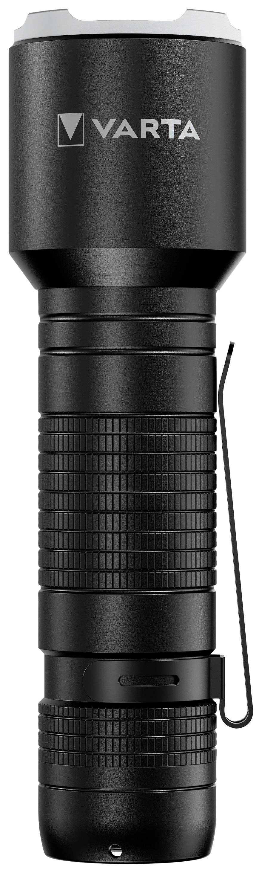 Černá svítilna s drážkami pro lepší úchop a bočním klipem. Logo „VARTA" nahoře.