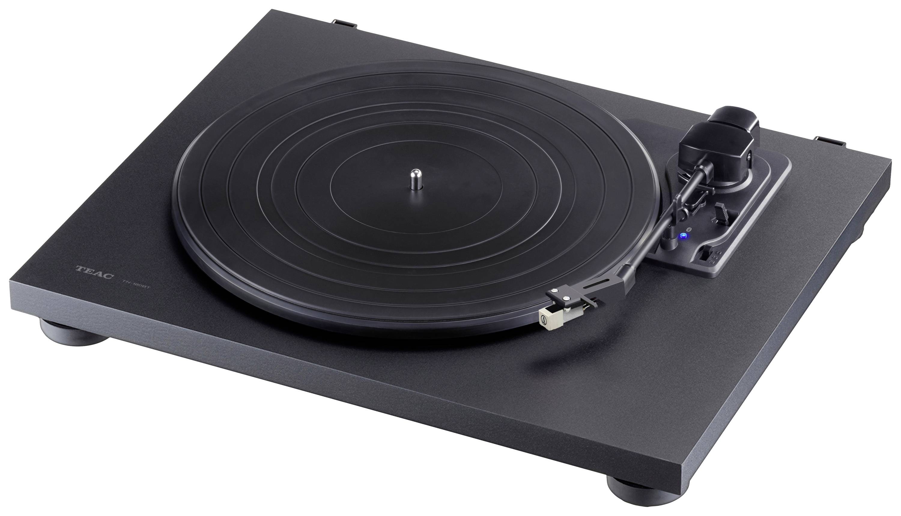 Černý gramofon s ramenem, který se používá k přehrávání vinylových desek.