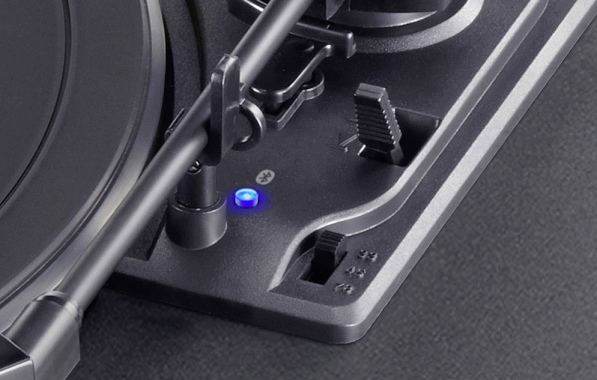 Gramofon s detailním záběrem modrého LED světla a posuvného ovladače, spolehlivý