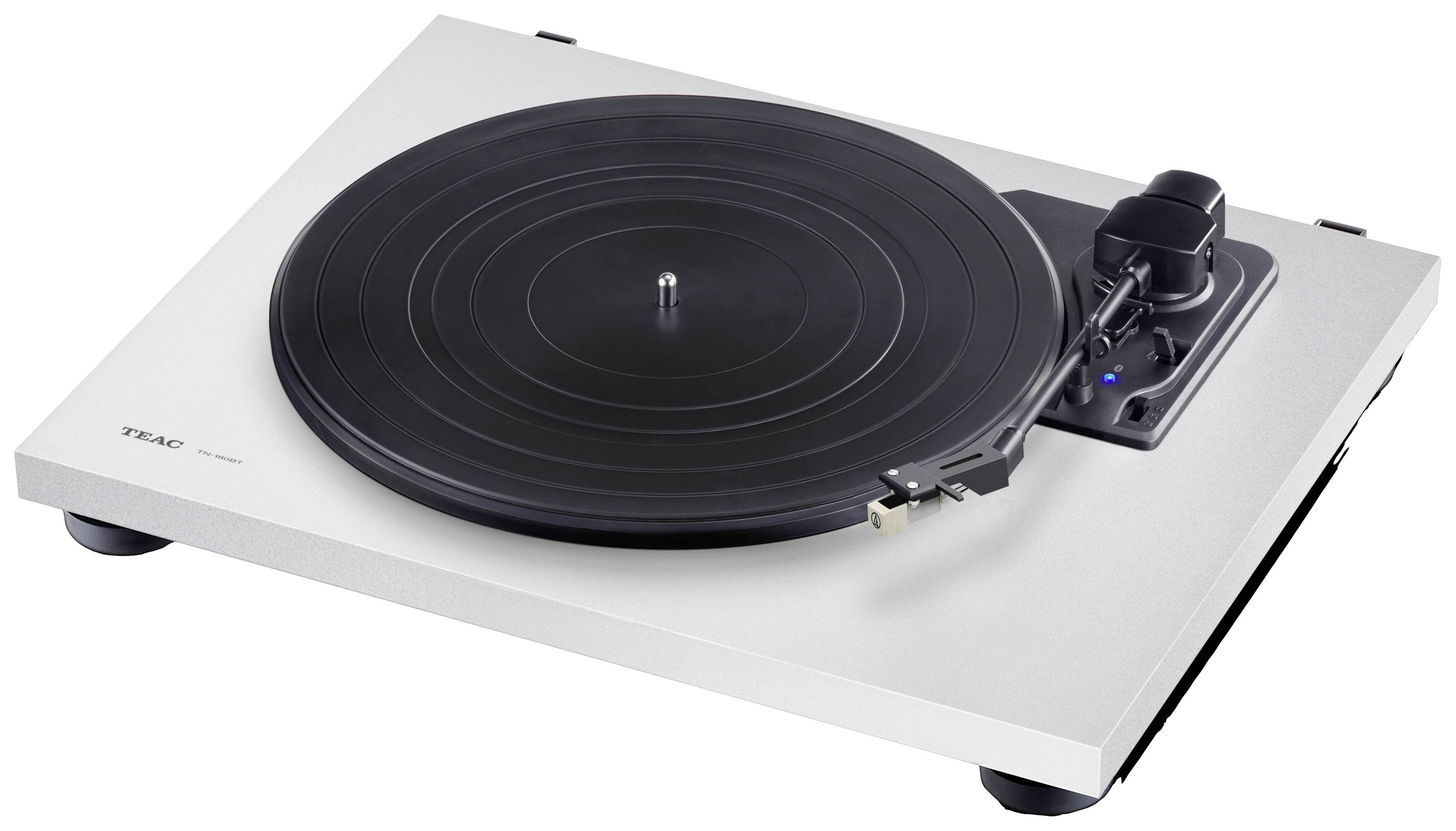 Gramofon s černým talířem a ramenem, umístěný na bílém krytu.