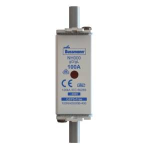 Bílá pojistková vložka NH s nápisem 'Bussmann' a '100A'. Vhodná pro 400V, v souladu s normou IEC 60269.