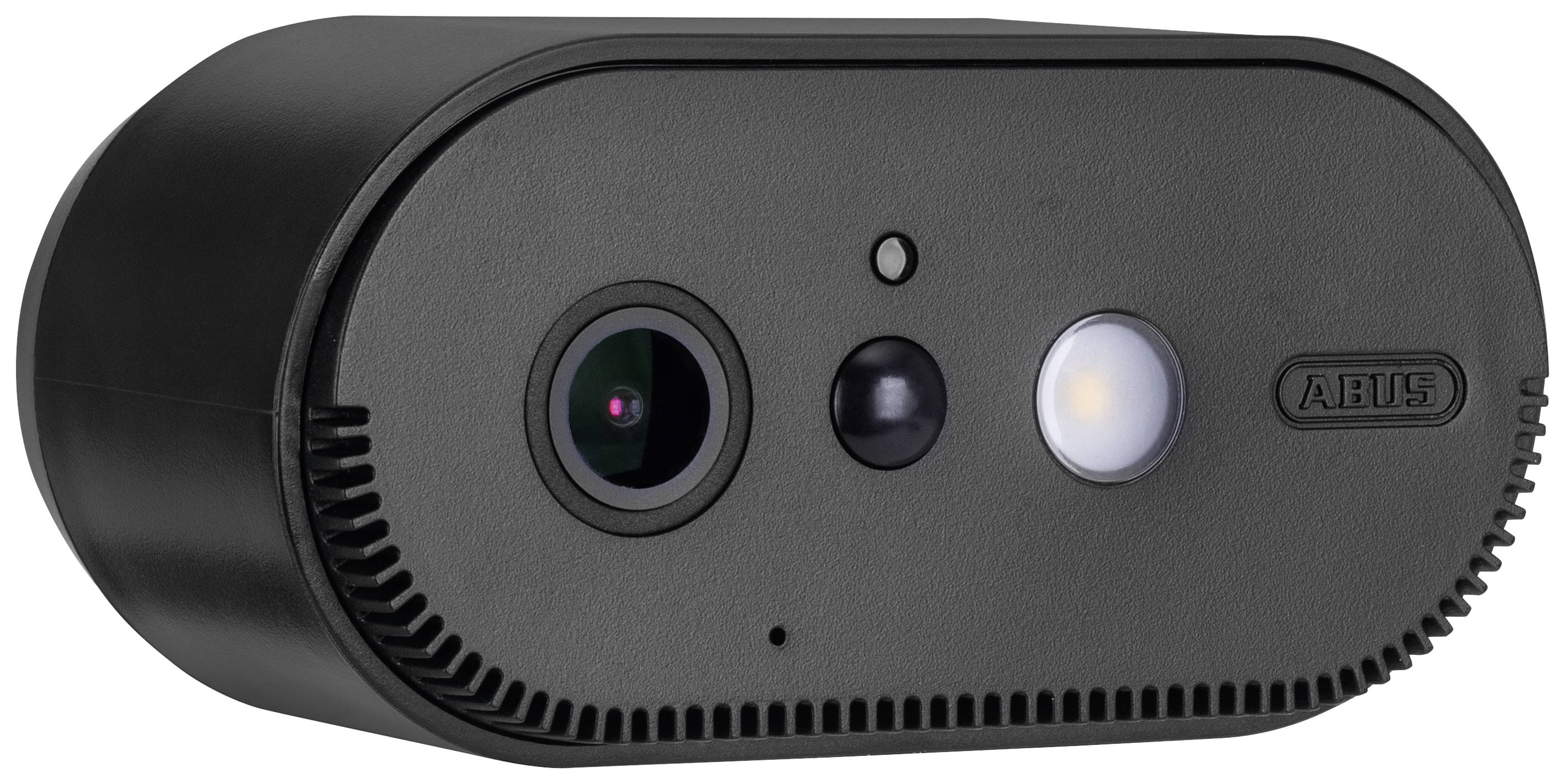 Černá venkovní kamera s infračervenými senzory pro sledování. Obsahuje objektiv a LED světlo na přední straně.