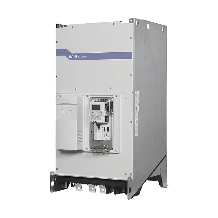 Průmyslová rozváděčová skříň s elektronickými komponenty, včetně ovládacího panelu a připojení na přední straně.