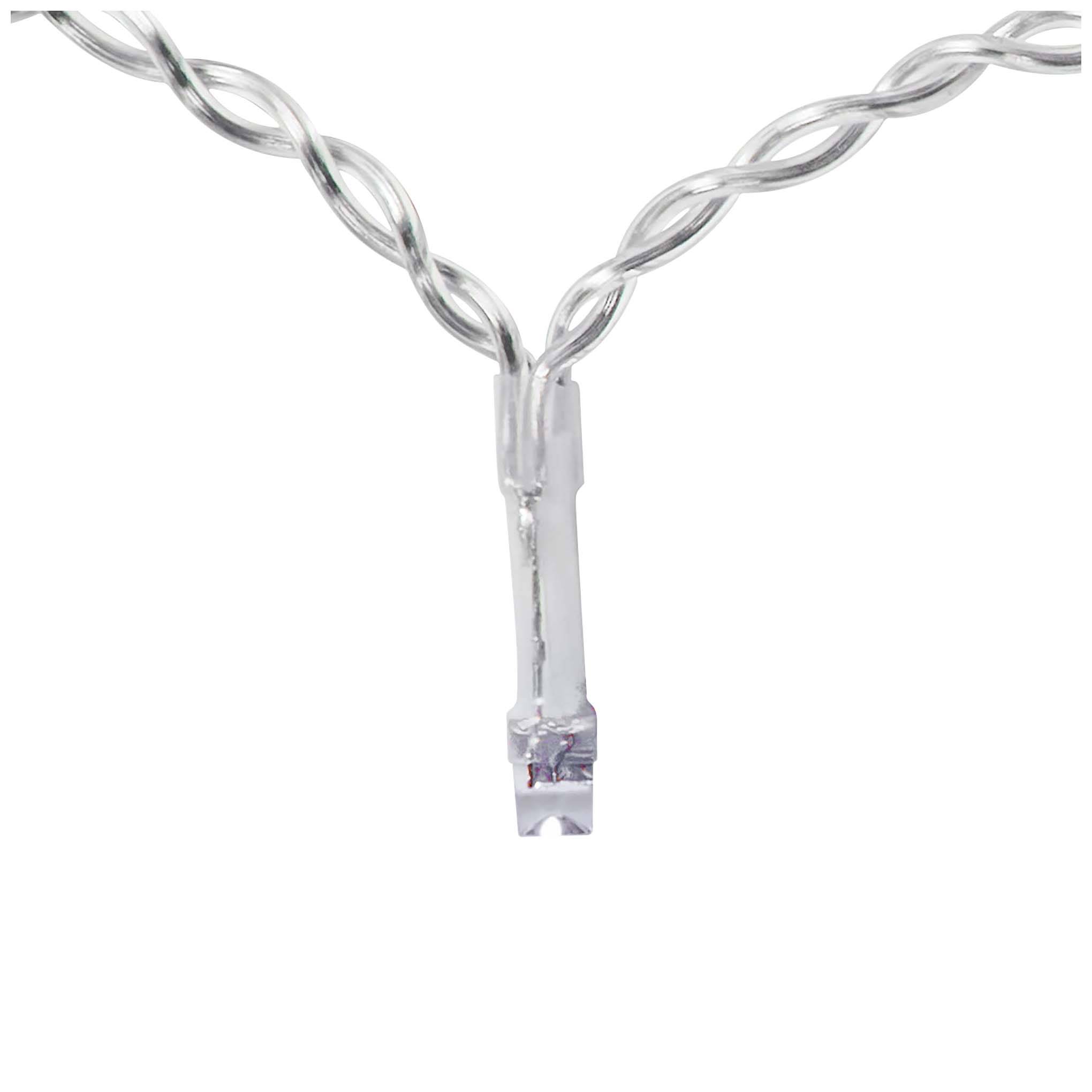 Na obrázku je bílý LED světelný řetěz s jedinou LED žárovkou a zkrouceným kabelem.