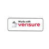 Logo "Funguje s Verisure" s umístěným stylizovaným bezpečnostním symbolem vlevo a textem Verisure v červené barvě.