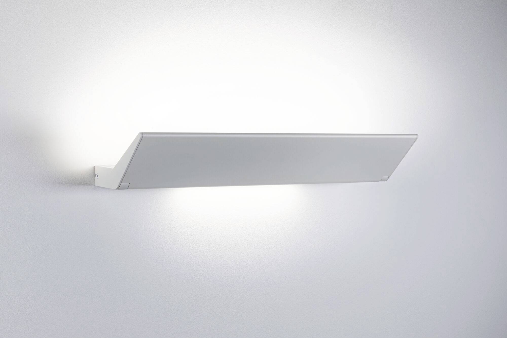 Moderní nástěnná lampa s obdélníkovým, minimalistickým designem, která vyzařuje teplé světlo nahoru i dolů po stěně.