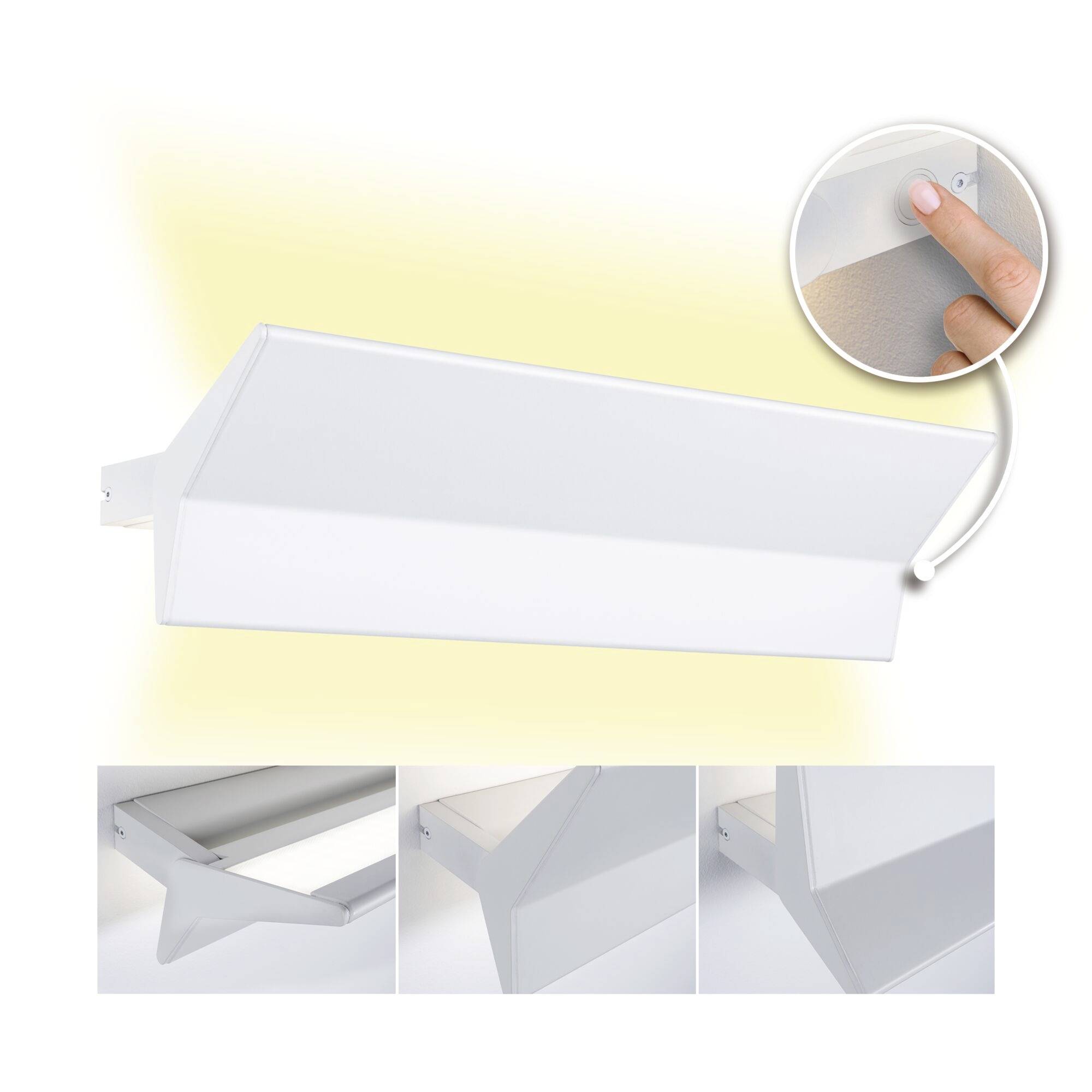 Bílé nástěnné svítidlo s paprskem světla směřujícím nahoru. Detailní záběr ukazuje prst, který nastavuje lampu na stěně.