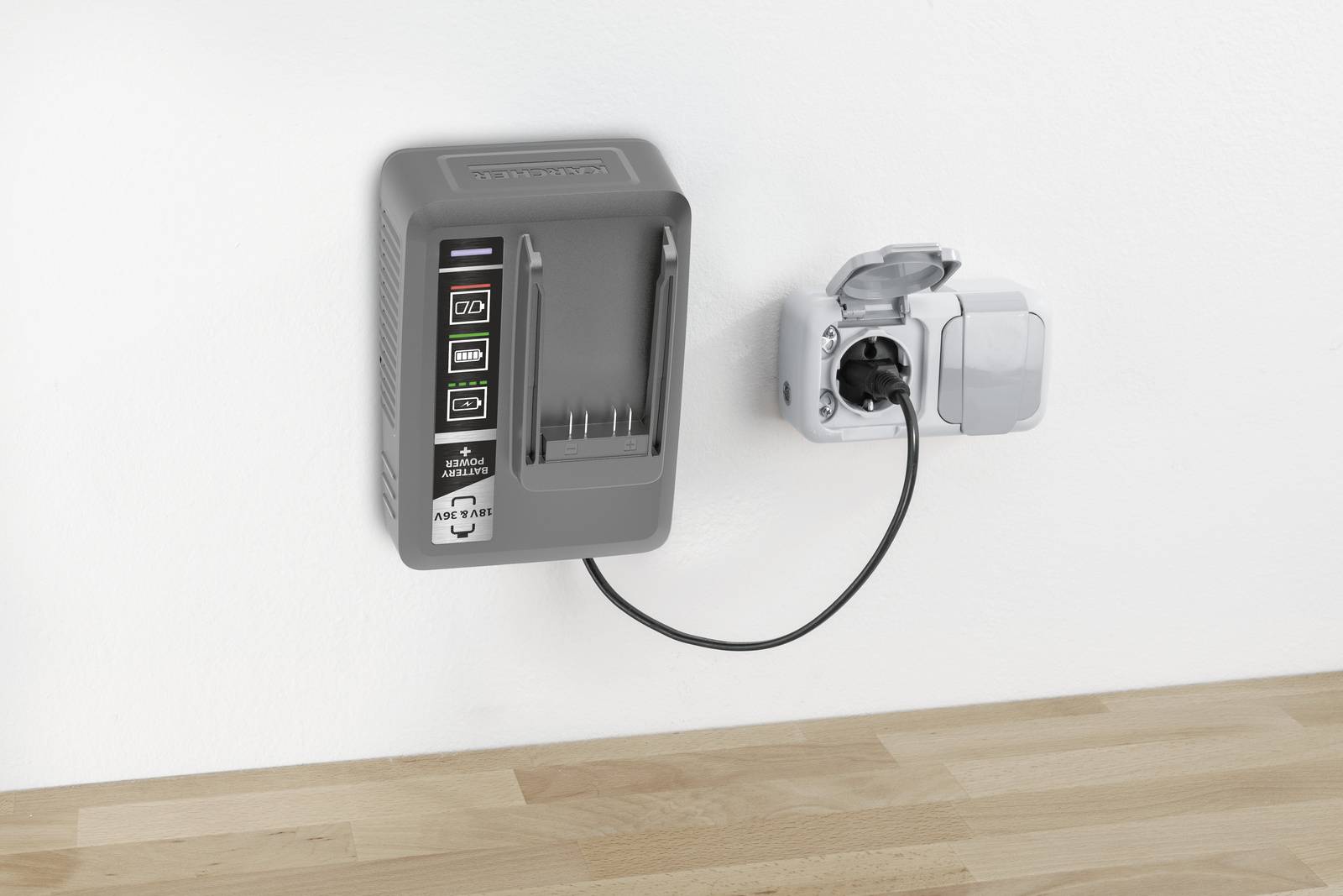 Nabíječka je připojena do elektrické zásuvky. Má několik USB portů a baterii a zobrazuje průběh nabíjení pomocí LED diod.