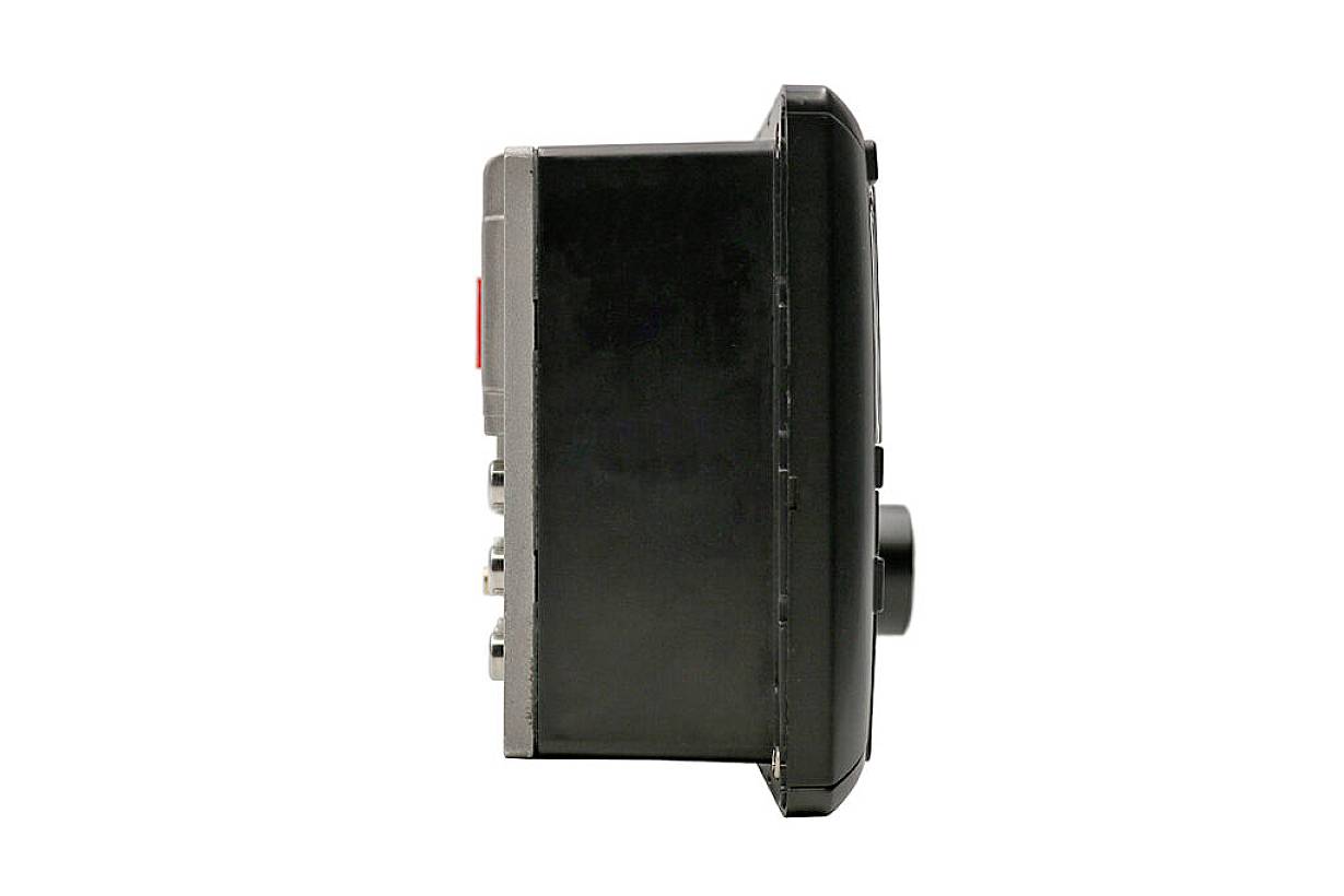 Elektronické zařízení viditelné z boku s několika připojovacími zdířkami. Černý kryt s červeným akcentem.