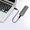USB-C adaptér je připojen k notebooku. Umožňuje připojení dalších zařízení prostřednictvím dodatečných USB portů.