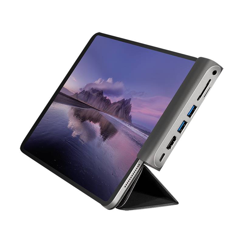 Tablet v ochranném pouzdře zobrazuje krajinu pláže při západu slunce. Přípojky jsou viditelné na boku pouzdra.