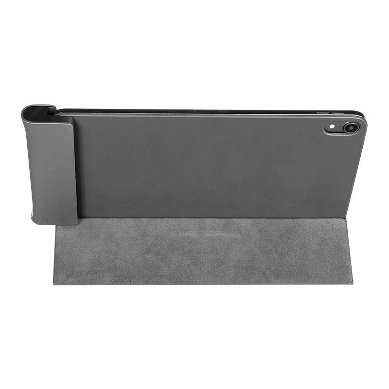 Tablet s šedým ochranným pouzdrem leží na stole. Kamera tabletu je viditelná.